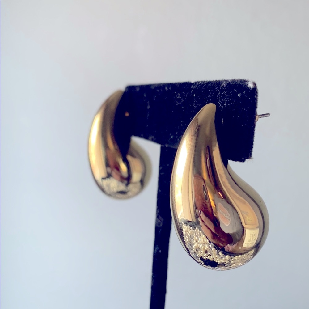 Shiny Gold Teardrop Earrings